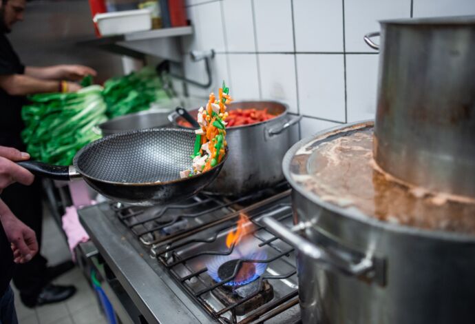 Zubereitung der Ramensuppen von umaii ramenbar in der küche