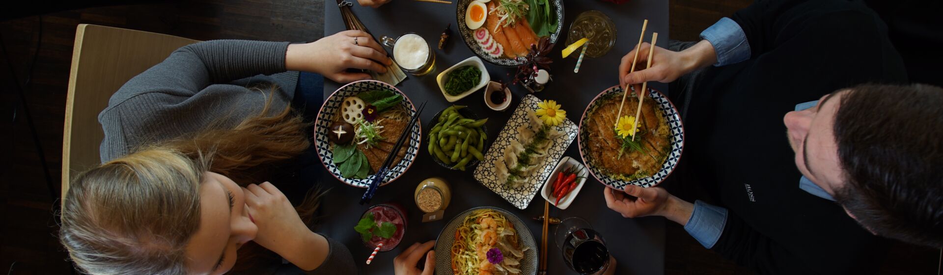 Gäste beim Essen von Ramensuppen im Ramenrestaurant umaii in leipzig und dresden